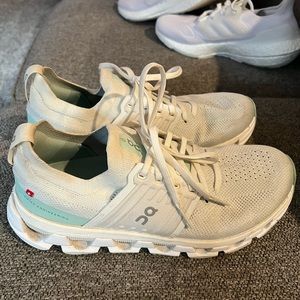 Womens On Cloud running shoes. Size 9.